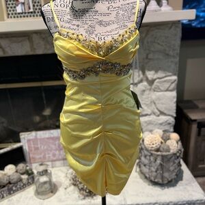 Yellow Pleated Bodycon Dress with Spaghetti Straps for Night Out